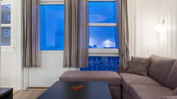 Departamento familiar, 2 habitaciones, en el área del jardín | Sala de estar | Televisión de plasma
