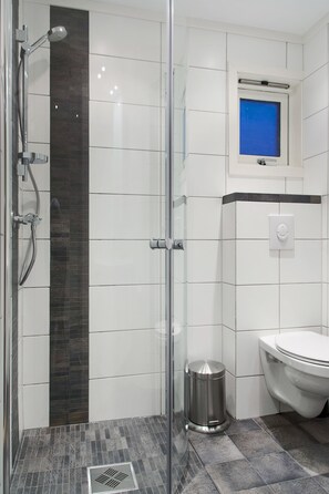 Familie appartement, 2 slaapkamers, tuin | Badkamer | Een douche