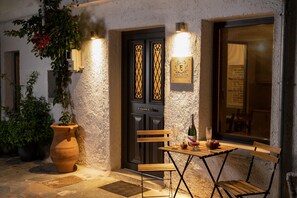 Outdoor dining - Evans House - Seaside Luxury Studio with veranda (Χανιά)