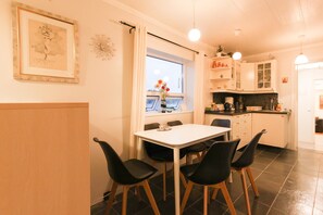 Casa tradicional, 3 habitaciones | Cocina privada | Frigorífico, microondas, horno y cafetera o tetera