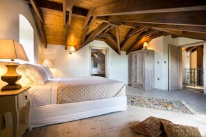 5 bedrooms, in-room safe, iron/ironing board, WiFi