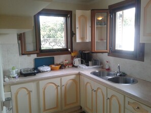 Refrigerador, horno, lavavajillas y cafetera y tetera 