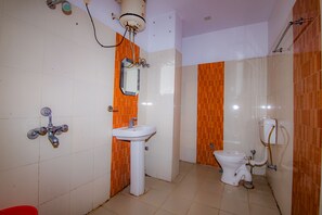 Shower, free toiletries, towels - Shanti Residency Ganga View (Rishikesh)