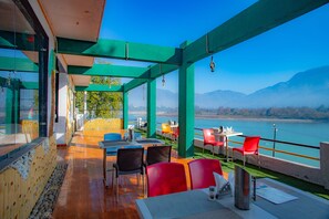 Outdoor dining - Shanti Residency Ganga View (Rishikesh)
