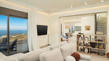 Smart TV, videogames, DVD player, pebolim