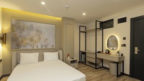 Una camera da letto moderna con un letto grande, un comodino e una toeletta con specchio.