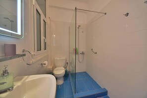 Combined shower/bathtub, hair dryer, towels