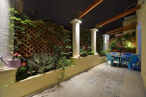 Outdoor dining - Jasmine in the heart of Kolonaki. (Αθήνα)