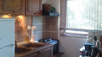 Geladeira, fogão, cooktop, cafeteira/chaleira