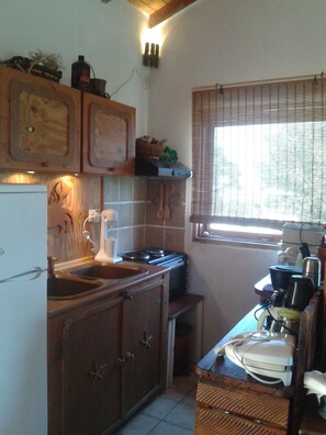 Fridge, oven, stovetop, coffee/tea maker