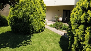 A modern building with a well-maintained lawn and a few trees. - Eleanna villas. Villa Athena (Καβρός)