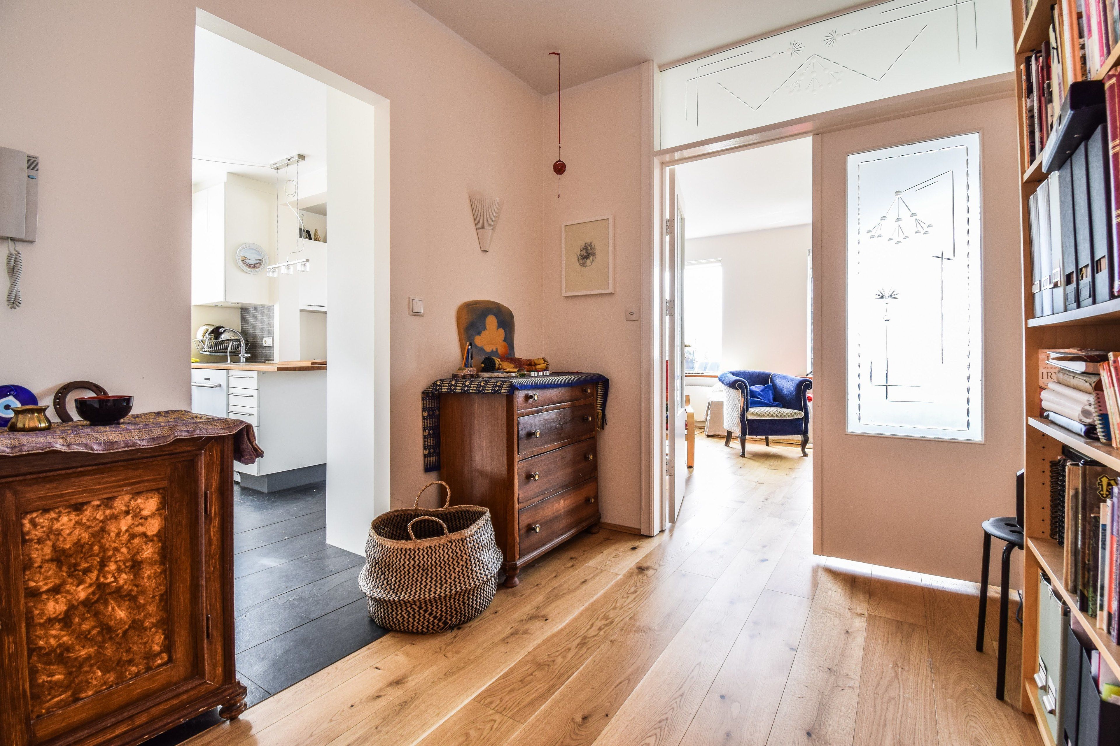 Comfort appartement, 4 slaapkamers | Woonruimte | Een televisie