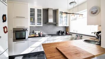 Apartamento conforto, 4 quartos | Cozinha privada | Geladeira, micro-ondas, fogão, cooktop