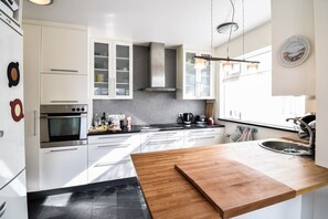 舒適公寓, 4 間臥室 | 私人廚房 | 電冰箱、微波爐、烤箱、爐台