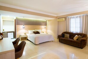 Brankas, meja kerja, tirai kedap cahaya, dan setrika/meja setrika