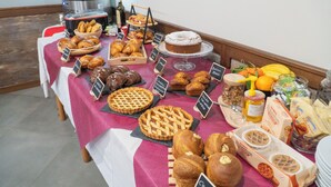 A buffet table with various baked goods, including pies, pastries, and bread, with labels indicating the type of food. - Palia's Hotel (Laino Borgo)