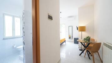 Camera Basic | Una scrivania, Wi-Fi gratuito, lenzuola