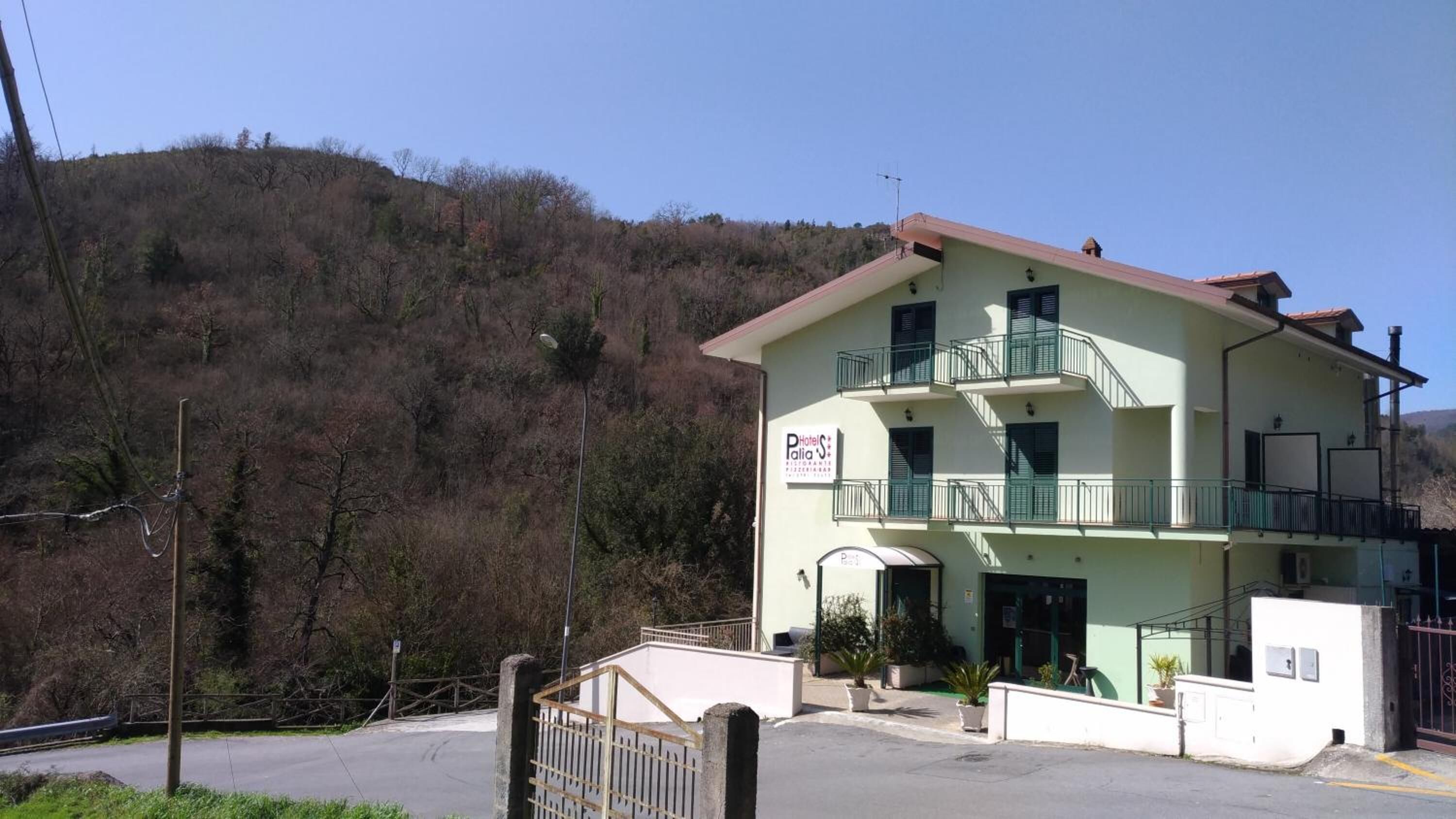 Ein zweistöckiges Gebäude mit einem Schild für "Hotel S. Palia".