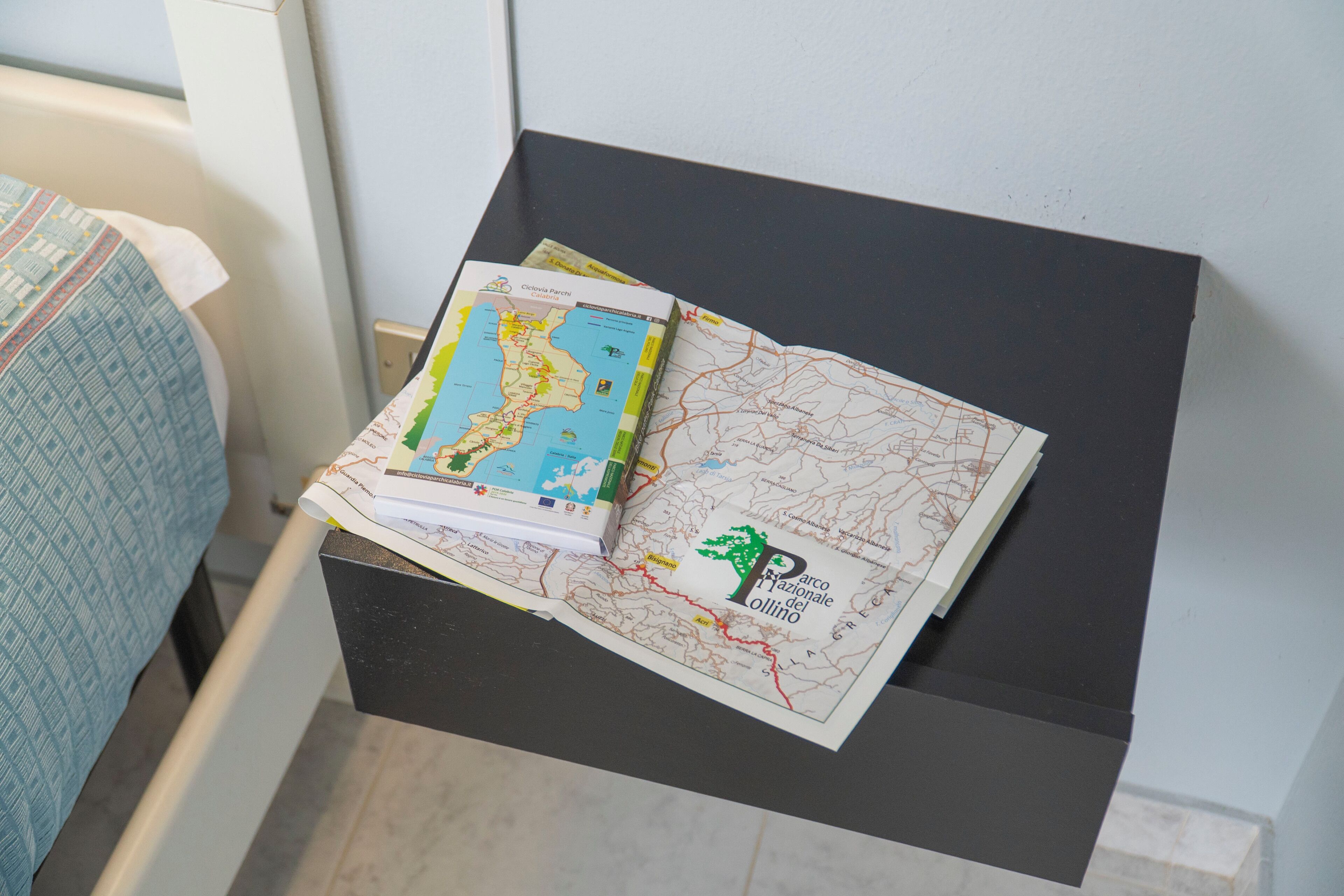 Una mappa e un libro su un tavolo nero.