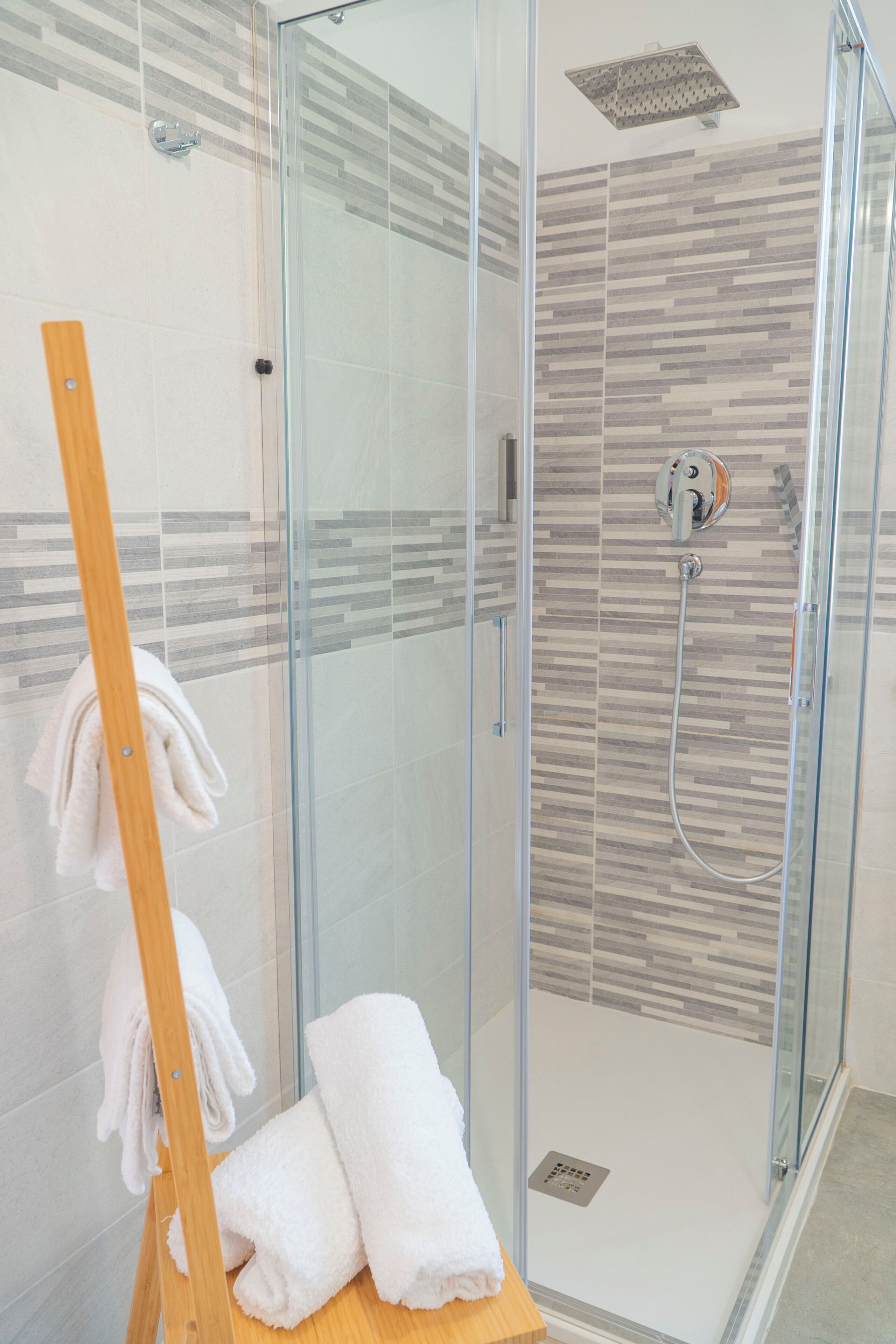 Familiekamer | Badkamer | Een douche, een haardroger, pantoffels, handdoeken
