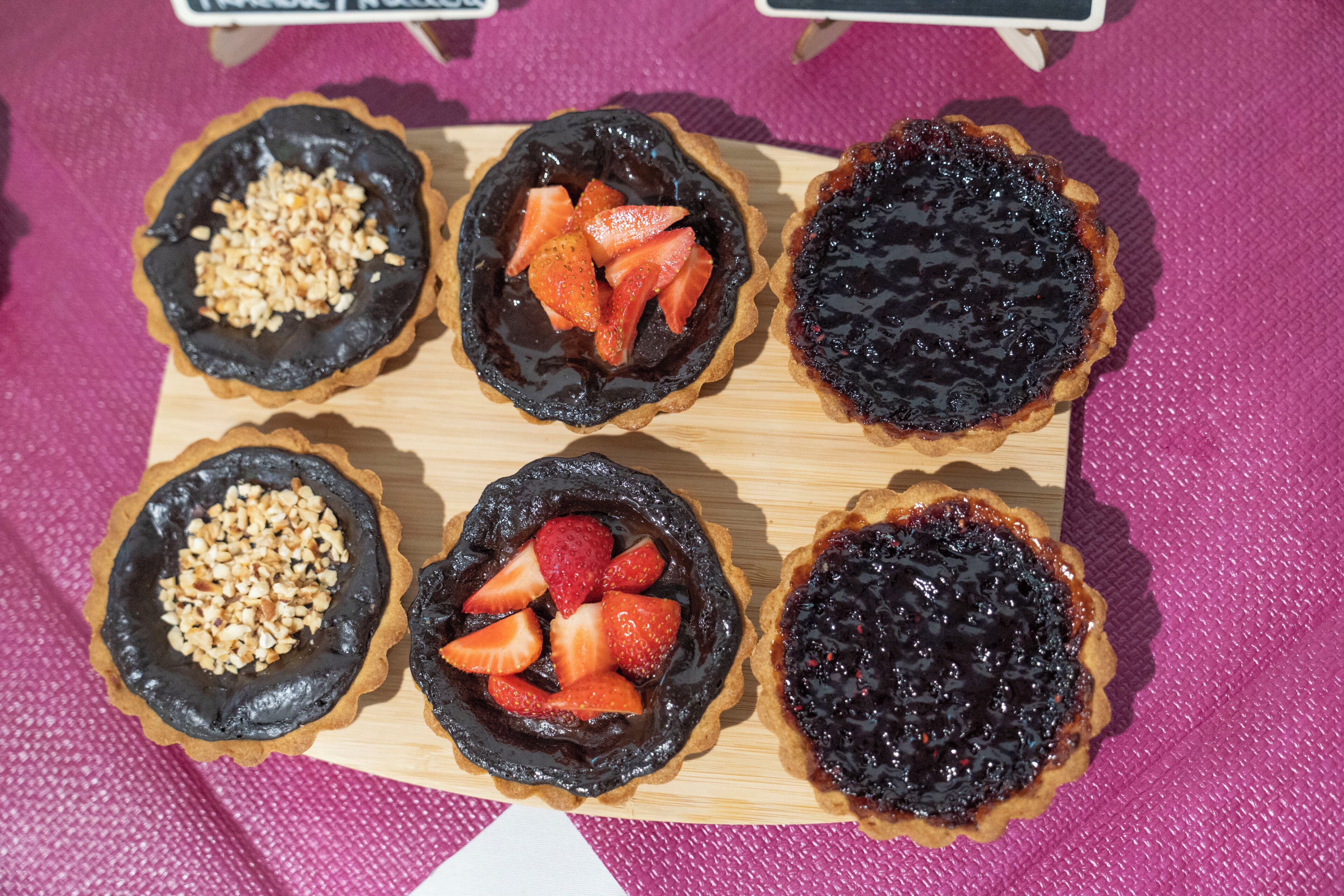 Eine Auswahl an Desserts auf einer Holzbrett.