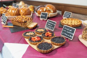 Free daily cooked-to-order breakfast