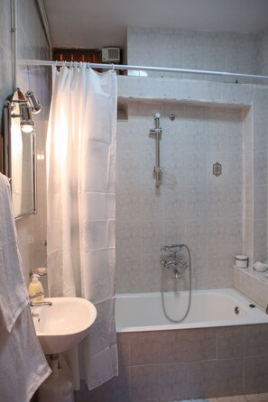 Combinazione doccia/vasca, asciugacapelli, asciugamani, sapone