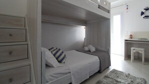 Ein Schlafzimmer mit zwei Betten, einem Schreibtisch und einem Stuhl.