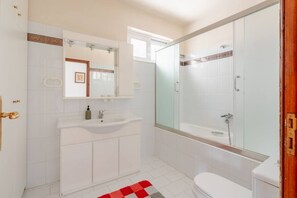 Combined shower/tub, hair dryer, bathrobes, towels - Aggeli Village House  (Ασκληπιείο)