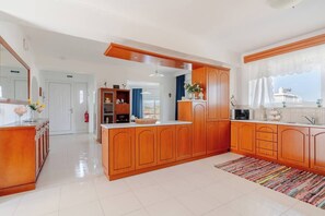 Fridge, microwave, oven, coffee/tea maker - Aggeli Village House  (Ασκληπιείο)
