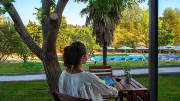 Pool View Studio | Wohnbereich | Flachbildfernseher