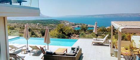 Een buitenzwembad, een infinity pool