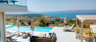 Palm by NiMaRvillas, up to 10, stylish stunning sea views infinity pool