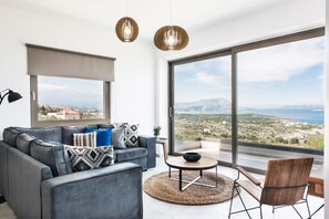 Smart TV, reproductor de DVD, libros y biblioteca musical 