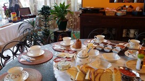 Daily buffet breakfast (EUR 5.00 per person)