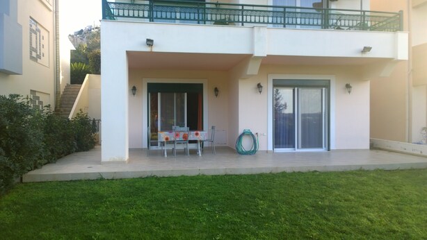 Un bâtiment à deux étages doté d’un patio couvert.