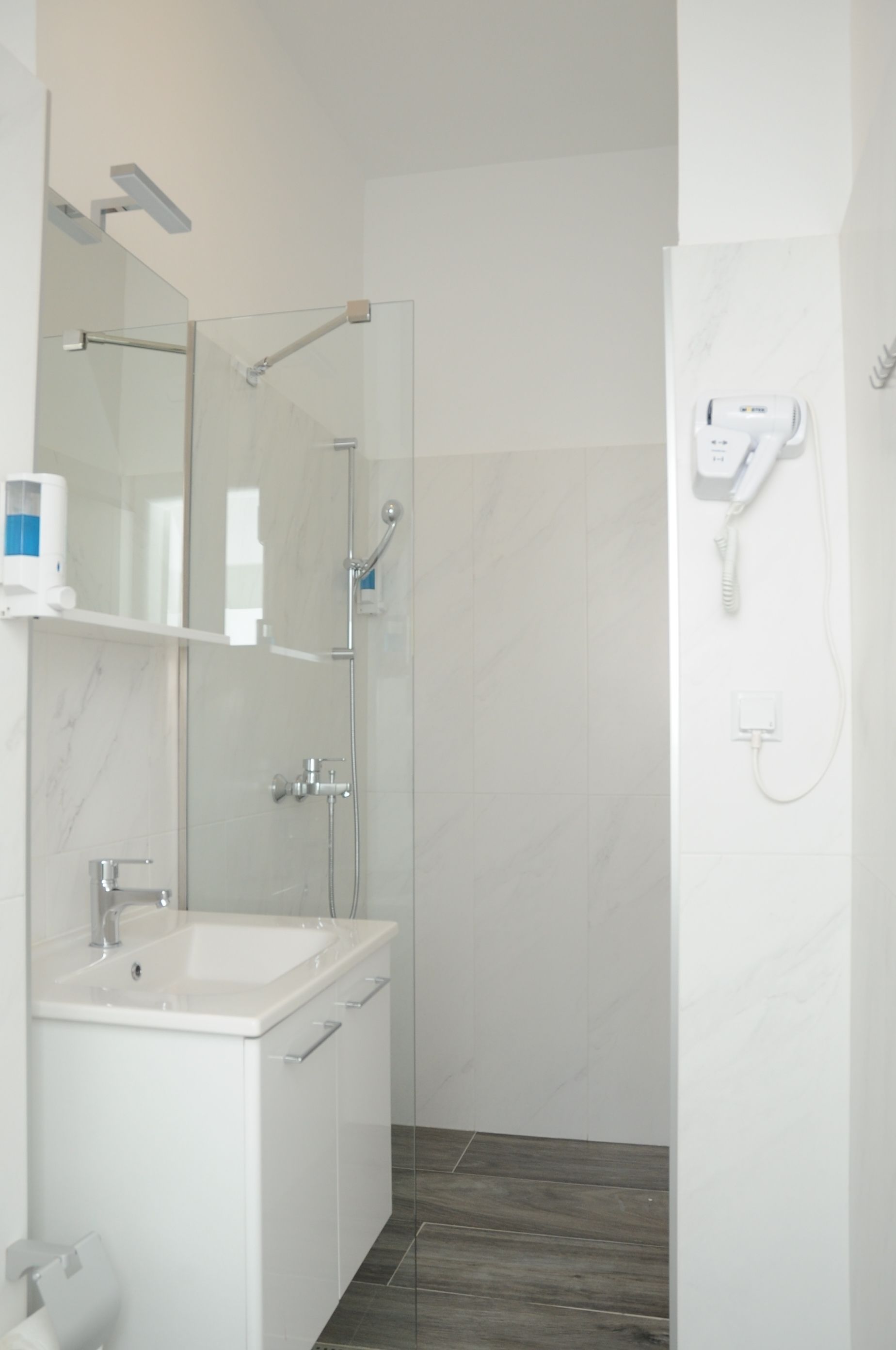 Basic Apartment | Bathroom | Shower, rainfall showerhead, free toiletries, hair dryer