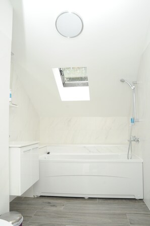 Departamento senior | Baño | Regadera, regadera tipo lluvia, amenidades de baño gratuitas 