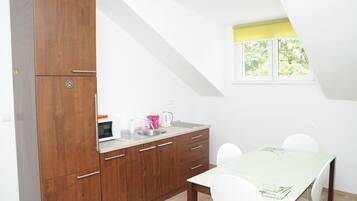 Apartemen Senior | Dapur pribadi | Lemari es, microwave, oven, dan kompor