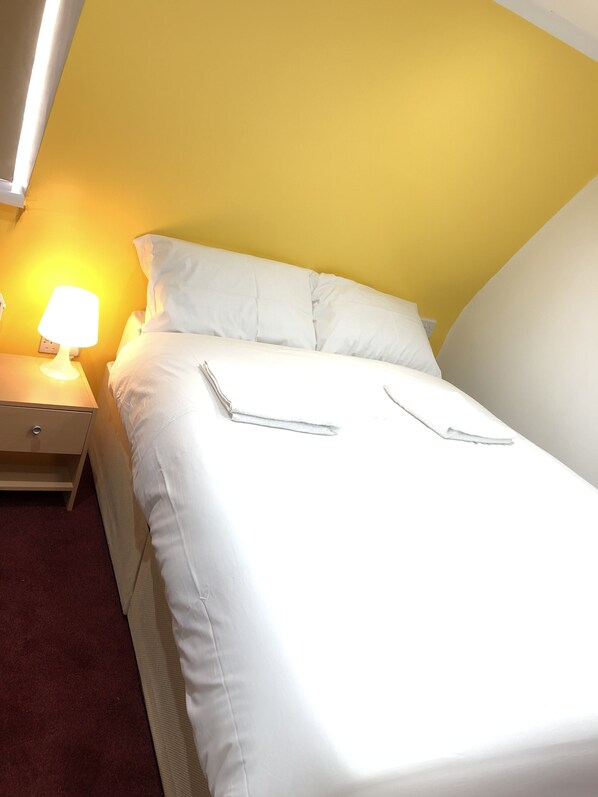 Doppia Classic, 1 letto matrimoniale, non fumatori, bagno privato | Una scrivania, postazione laptop, insonorizzazione, ferro/asse da stiro