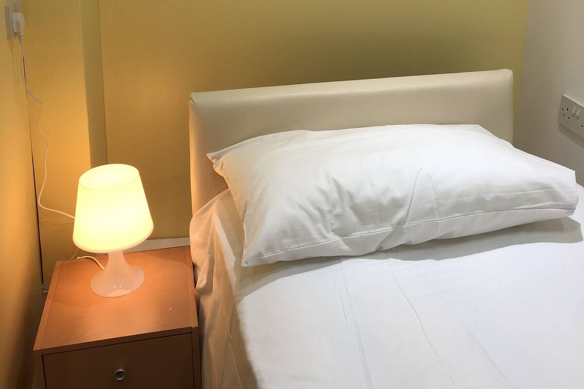 Basic Single Room | Desk, laptop workspace, soundproofing, iron/ironing board (on request)