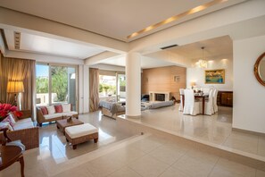 TV, fireplace, DVD player, books