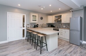 Departamento Premium, vista a la ciudad | Cocina privada | Refrigerador con congelador, microondas, horno y parrilla de estufa 