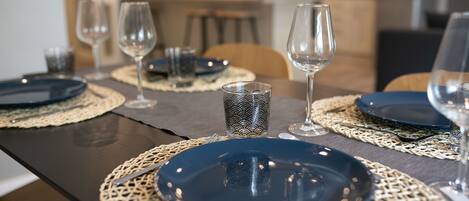 Appartement Premium, vue ville | Restauration dans la chambre