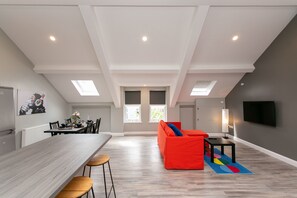 Appartement Supérieur, vue ville | Coin séjour | TV connectée, Netflix