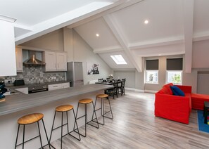Superior Apartment, City View | Living area - University Road Apartments (Belfast)