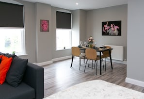 Premium Apartment, City View | In-room dining