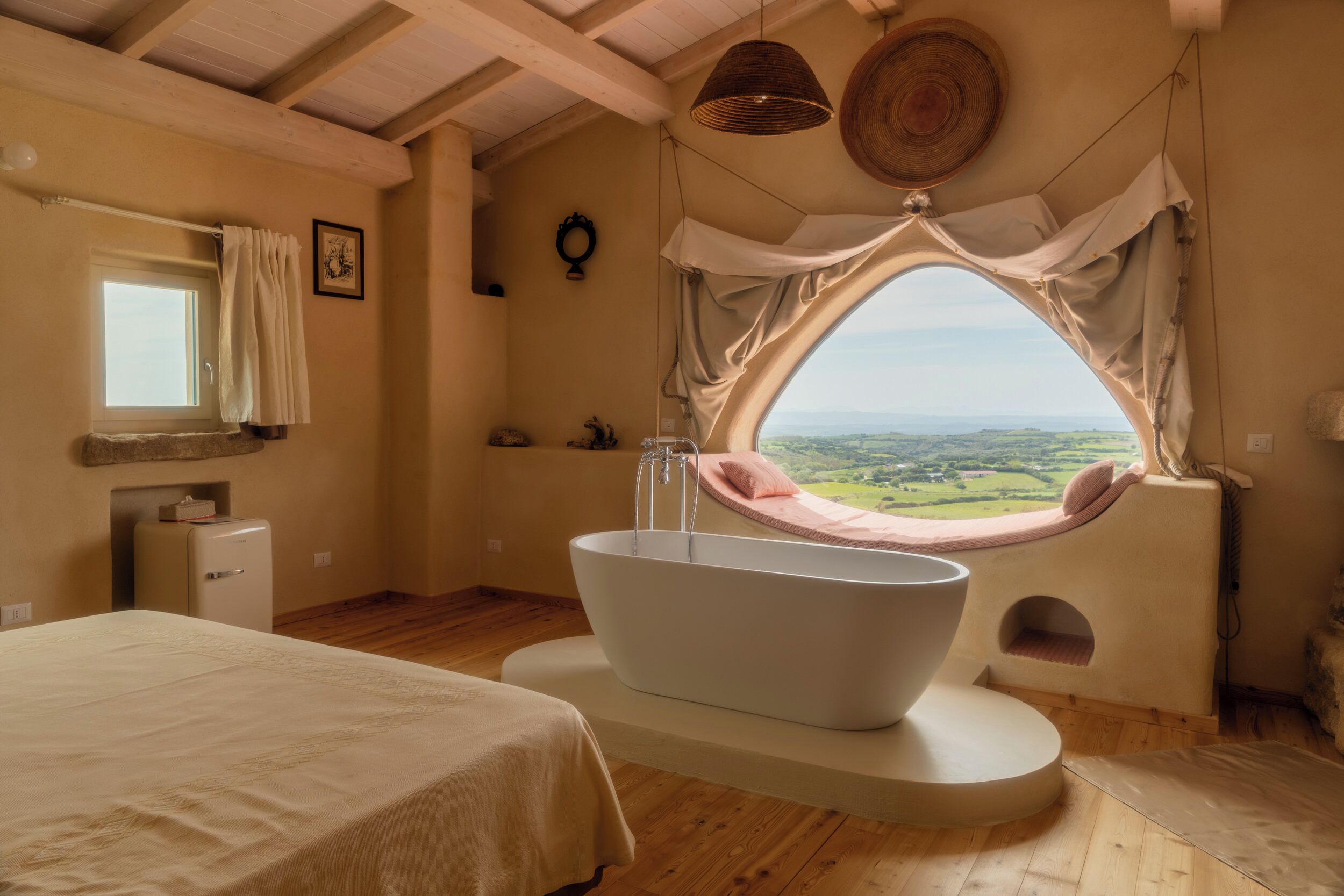 ジュニア ダブルルーム 暖炉 プールビュー | 高級寝具、羽毛の掛け布団、客室ごとに異なる装飾、客室ごとに異なるインテリア