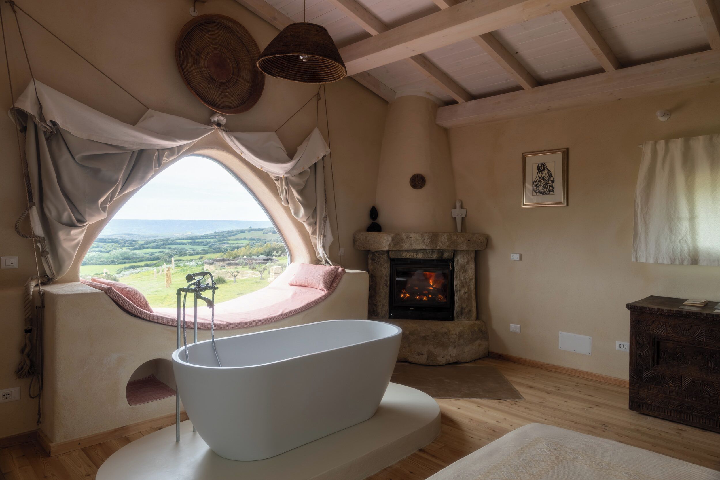 ジュニア ダブルルーム 暖炉 プールビュー | 高級寝具、羽毛の掛け布団、客室ごとに異なる装飾、客室ごとに異なるインテリア