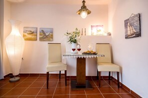 Dining - Calergi 8❤️️Inspiring 2BDR  Ap/t for 30-90 days Digital Nomads Authentic Living (Ατσιπόπουλο)